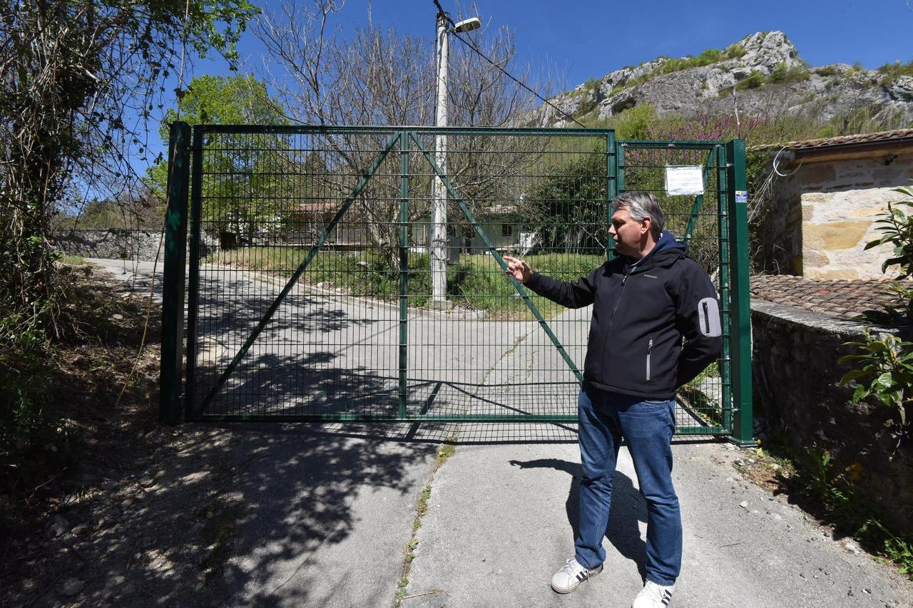 U selu Mlini postavljena željezna vrata koja dijele selo na slovenski i hrvatski dio