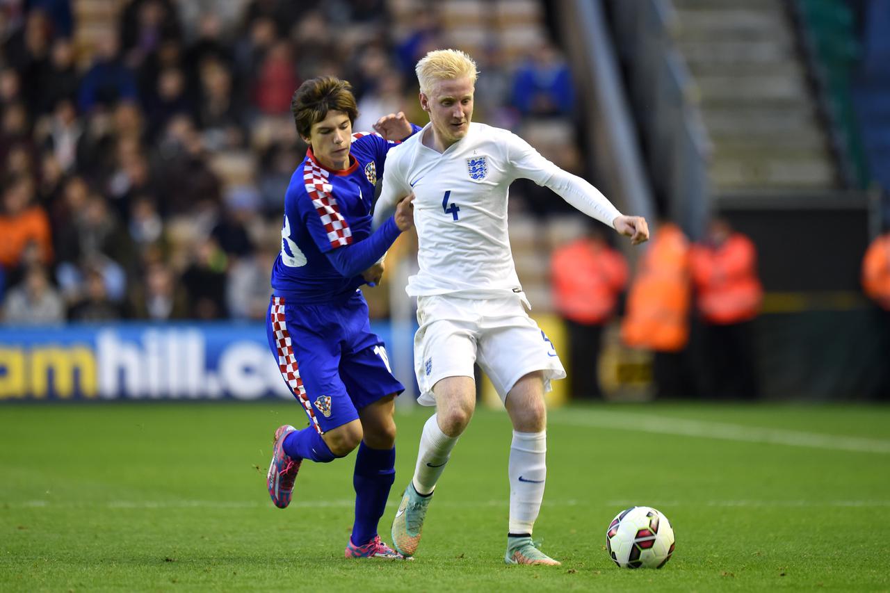Soccer - UEFA Euro Under 21 2015 - Qualifying - Play-Off - England v Croatia - MolineuxEngland's Will Hughes (right) and Croatia's Ante Coric (left) battle for the ball during the UEFA Euro Under 21 2015 Qualifying Play-Off match at Molineux, Wolverhampto