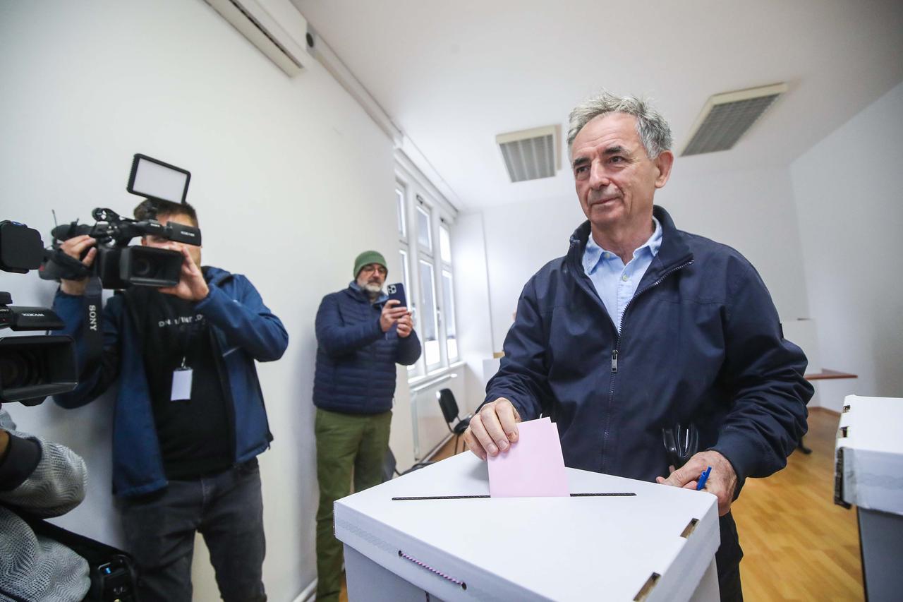 Zagreb: Milorad Pupovac glasovao na parlamentarnim izborima