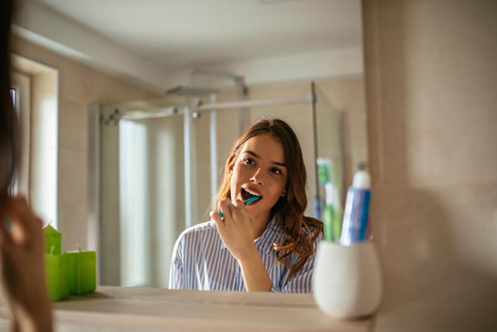 Zube je važno prati dva puta dnevno, a uz to se preporučuje korištenje i konca za zube kako bi se uklonili ostaci hrane. Isto tako, četkica se treba promijeniti svaka dva do tri mjeseca.