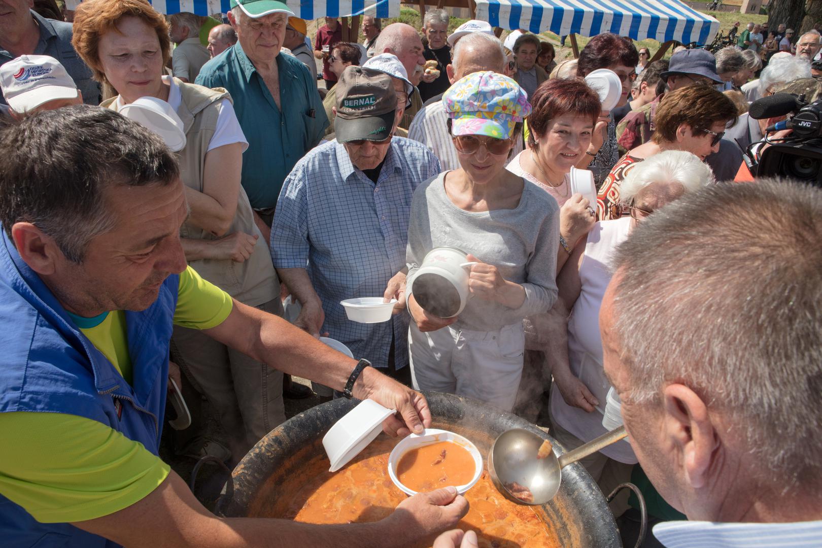 Od 11 sati gradonačelnik Ivan Vrkić pridružio se sugrađanima na lijevoj obali Drave gdje je tradicionalno dijelio grah, koji je za tu prigodu pripremala Udruga majstora kotlića.