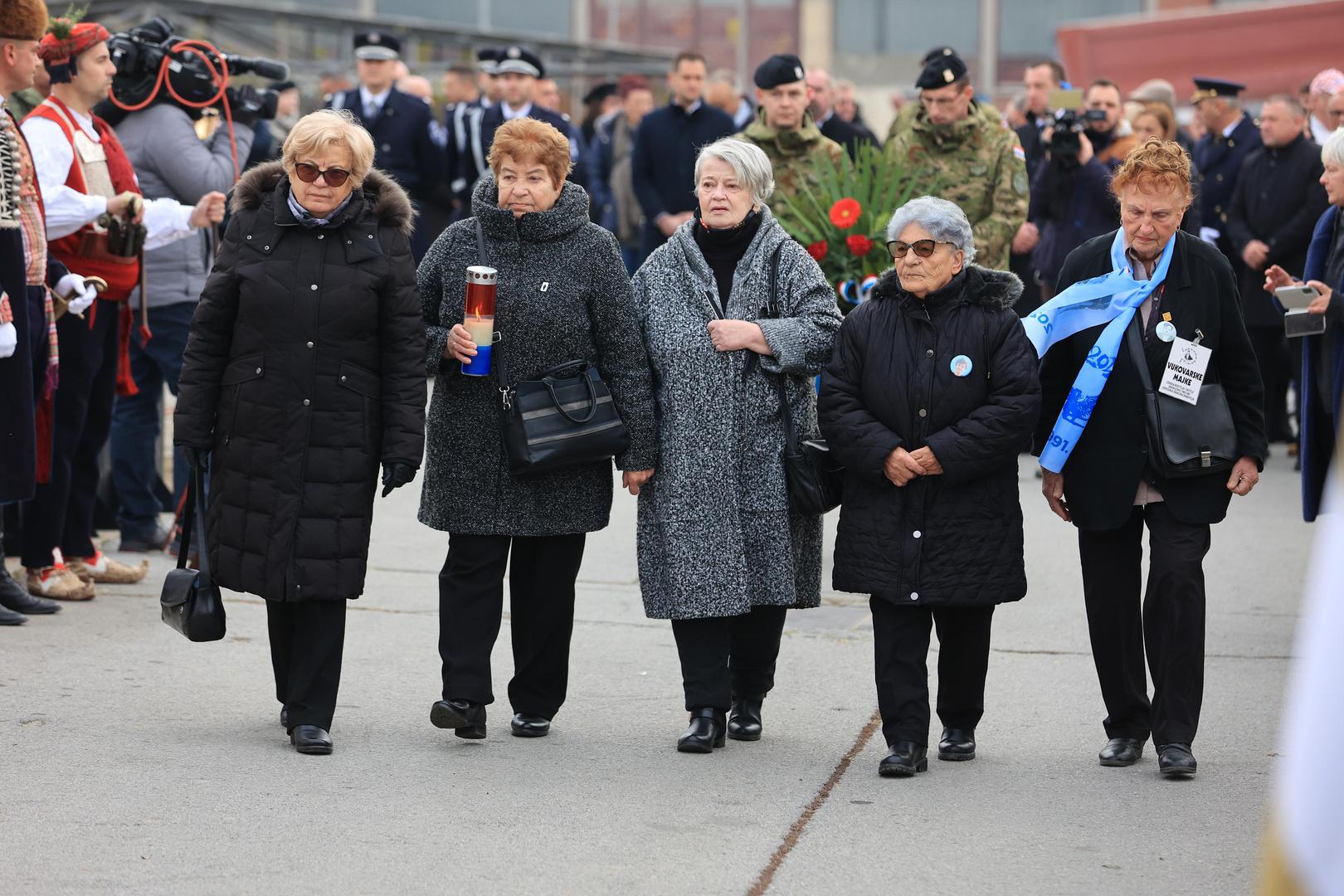 19.11.2021., Vukovar - U Borovo-commercu kod ostataka nekadasnje bolnice i sklonista "Vukovarske majke" odrzao se prigodni program, mimohod i polaganje vijenaca.