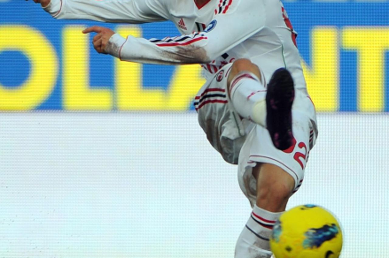 'AC Milan\'s forward Stephan El Shaarawy fights for the ball during the seria A match Novara against AC Milan on January 22,  2012 in Novara. AFP PHOTO / OLIVIER MORIN'