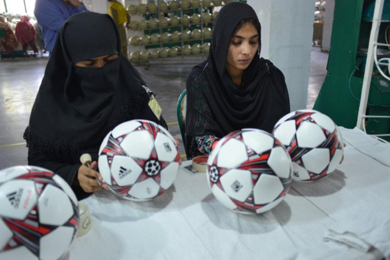 'Fabrikation des Champions-League-BallsOrt: Forward Sports, Sialkot, PakistanDatum 22. Mai 2013'