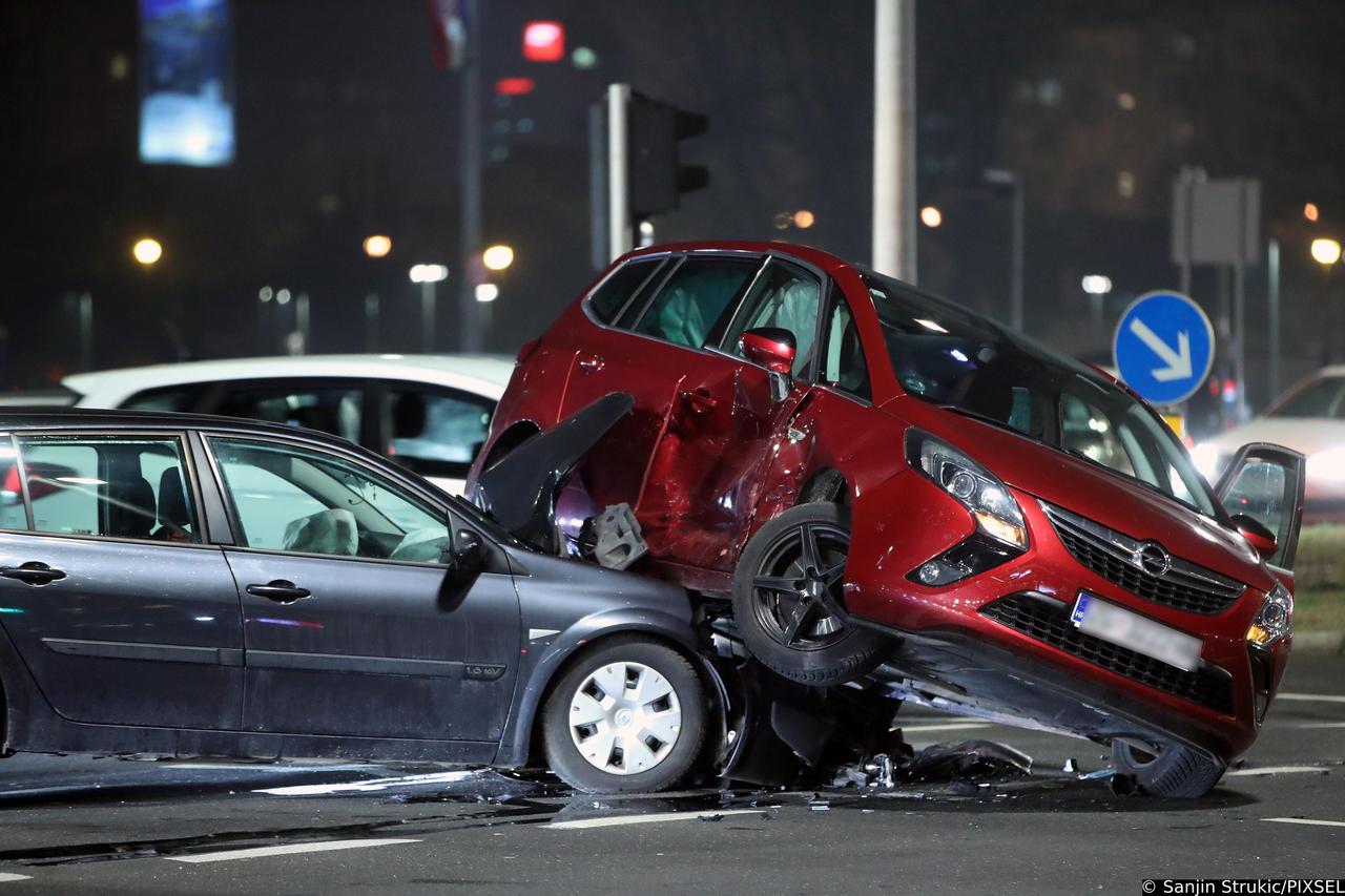 Prometna nesreća dvaju osobnih vozila na križanju Vukovarske i Avenije Većeslava Holjevca