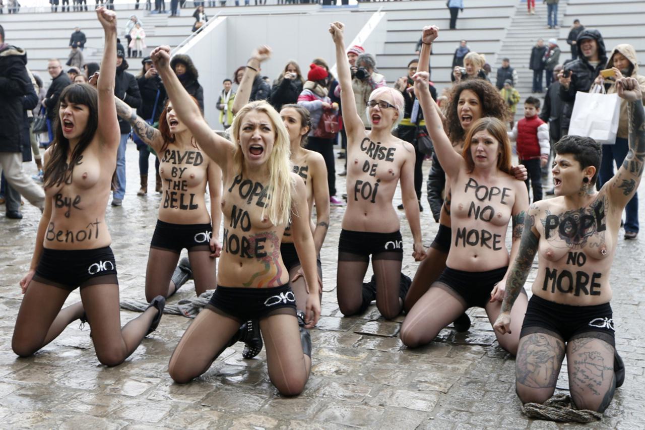 FEMEN, aktivistice u toplesu, prosvjed u Notre Dame (1)