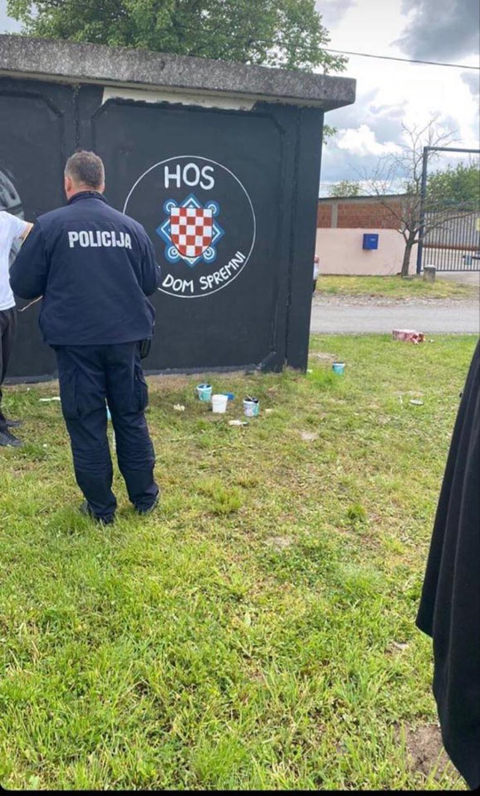 Vukovar - navijački mural s oznakom HOS-a