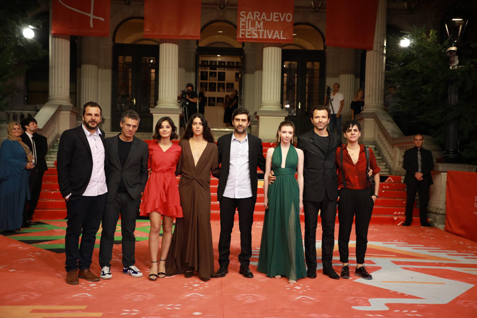 Regionalnom premijerom filma Priča o tri sestre turskog redatelja Emina Alpera zatvorio se Natjecateljski program – igrani film 25. Sarajevo Film Festivala.