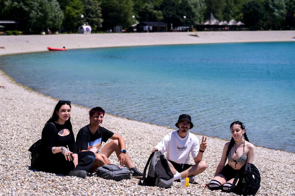 Zagreb: Građani osvježenje od vrućine potražili na bazenima Mladosti i uz jezero Jarun