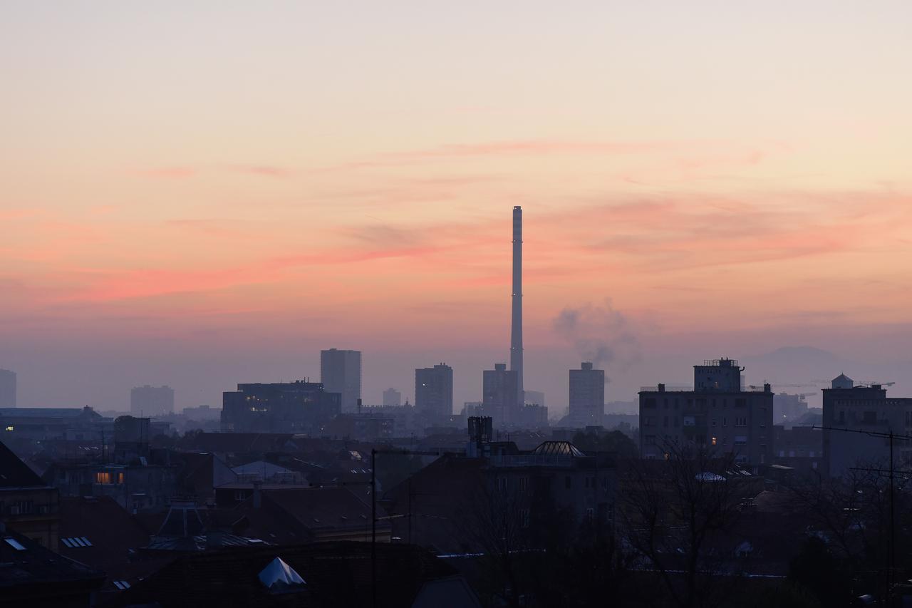 Pogled s Gornjeg grada na metropolu u sumrak