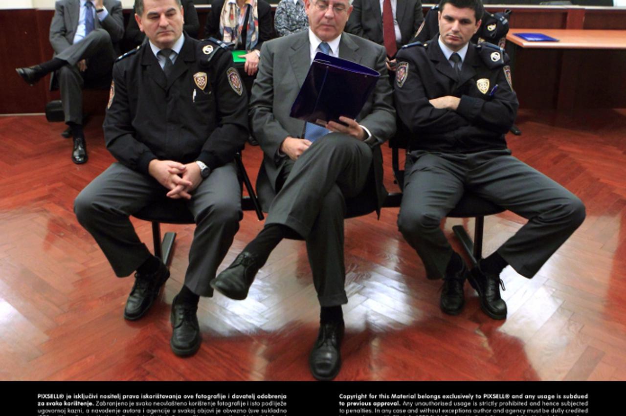 '27.11.2012., Zagreb - Ivo Sanader cita matrijale prije pocetka sudjenja na Zupanijskom sudu u slucaju Fimi media.  Photo: Zeljko Lukunic/PIXSELL'