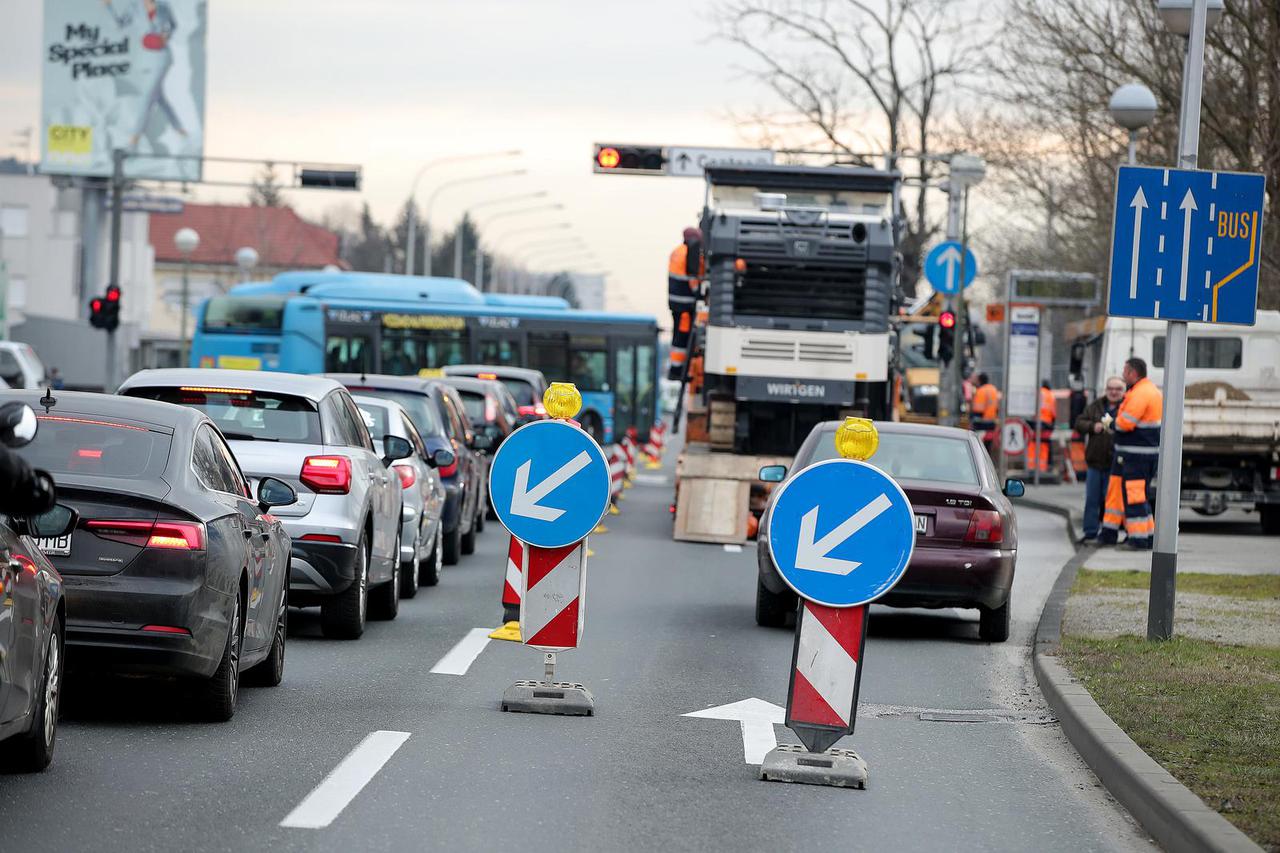 Zagreb: Zatvoren prometni trak na Aleji Bologne zbog radova na pothodniku