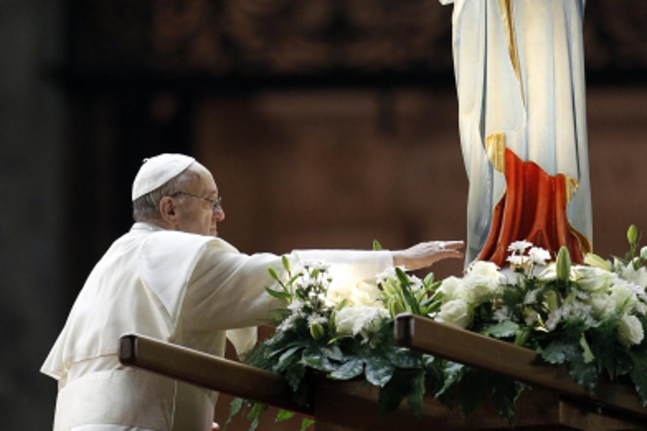 'Pope Francis touches a Virgin Mary statue during a ceremony to mark the end of May at St. Peter's Square in the Vatican May 31, 2013.       REUTERS/Giampiero Sposito (VATICAN - Tags: RELIGION)'