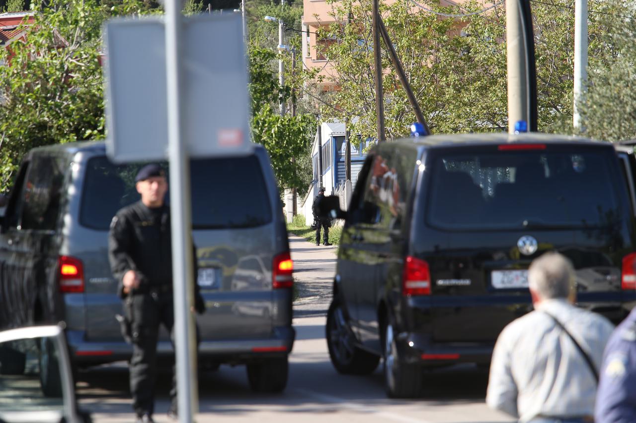 Kaštel Sućurac: Muškarac koji je pucao pa se zatvorio u stan nakon tri sata predao se policiji