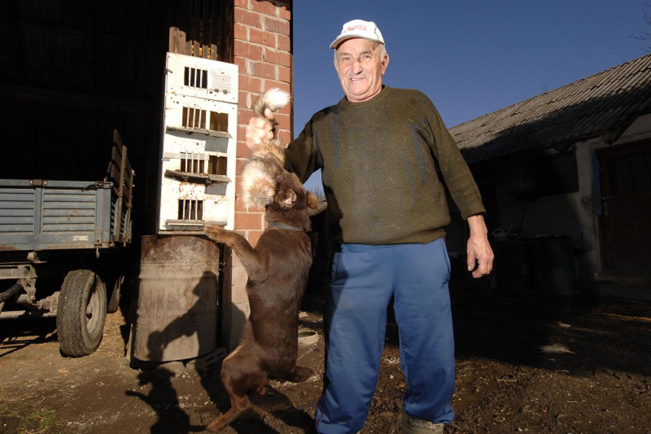 '11.11.2010., Prelog- Ivan Zadravec, 78- godisnji Prelozanin, u svom zivotu ubio je 600 lisica. Lisice se priblizavaju gradu Prelogu a Ivan ih je protekli tjedan ustrijelio cak 4. Ivanovi psi dresiran