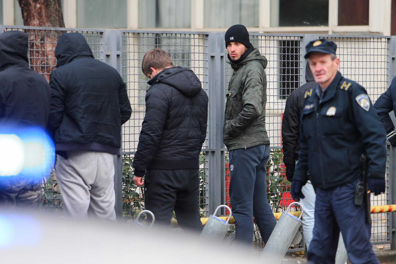 Policiji je dojavljeno u 9.40 sati kako se više muških osoba fizički obračunava u Ulici kralja Držislava