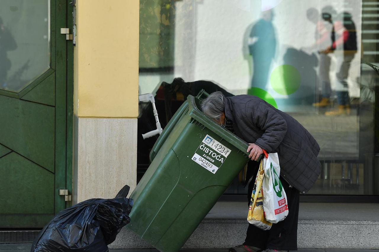 Zagreb: Gospođa u doba inflacije u potrazi za bocama kako bi nadopunila svoj kućni budžet