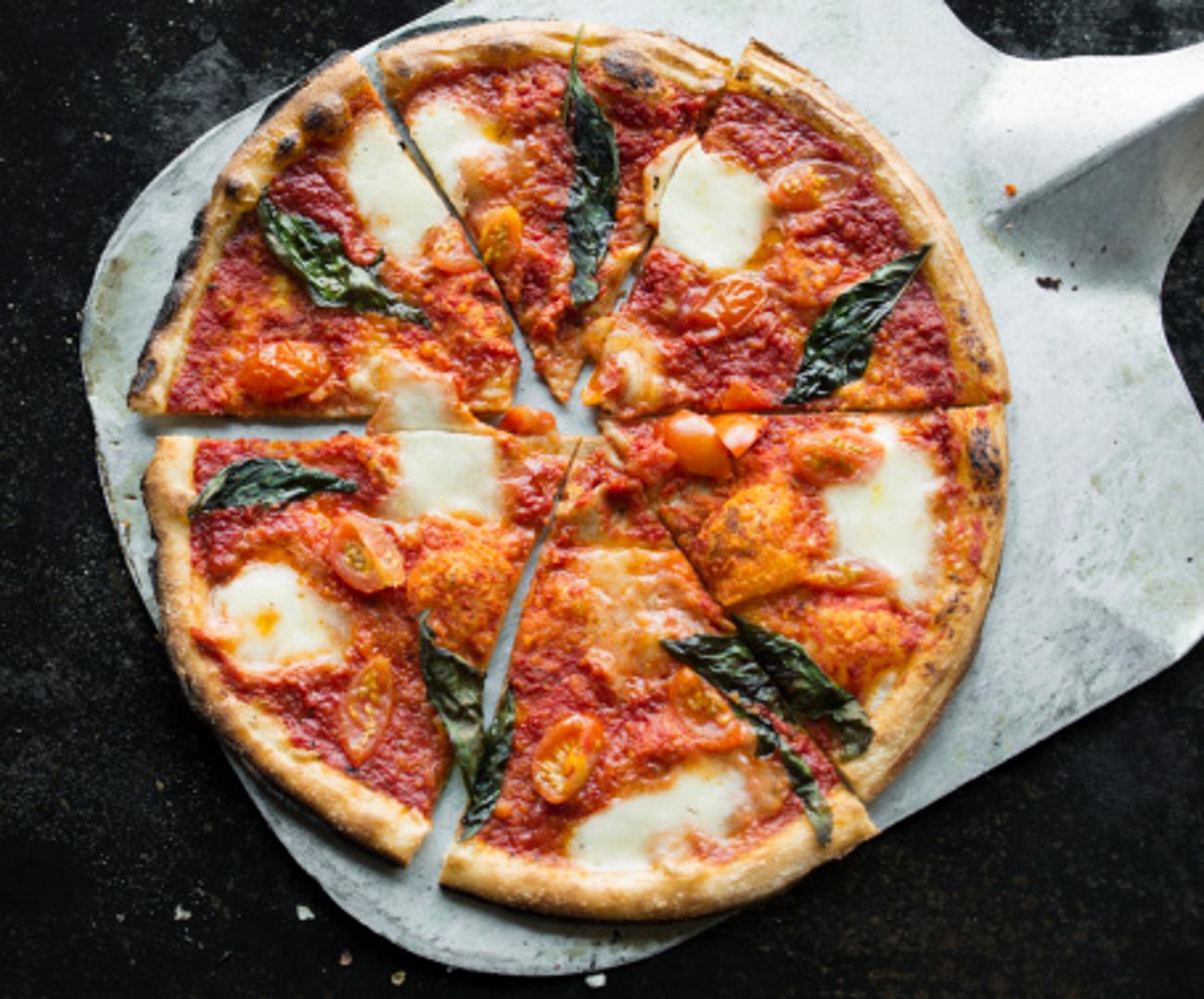 Kombinacija masnog sira i kiseline iz sosa od rajčice na pizzi može imati negativan učinak na vaš san. Kisela hrana stvara želučani refluks pogotovo ako se jede prije spavanja. Idućeg dana probudit ćete se umorni.
