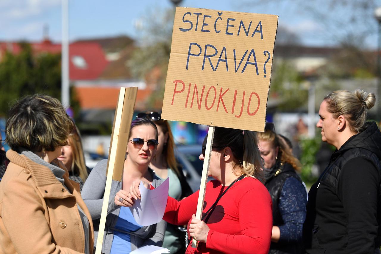 Zagreb: Prosvjed roditelja odgajatelja ispred Gradskog poglavarstva