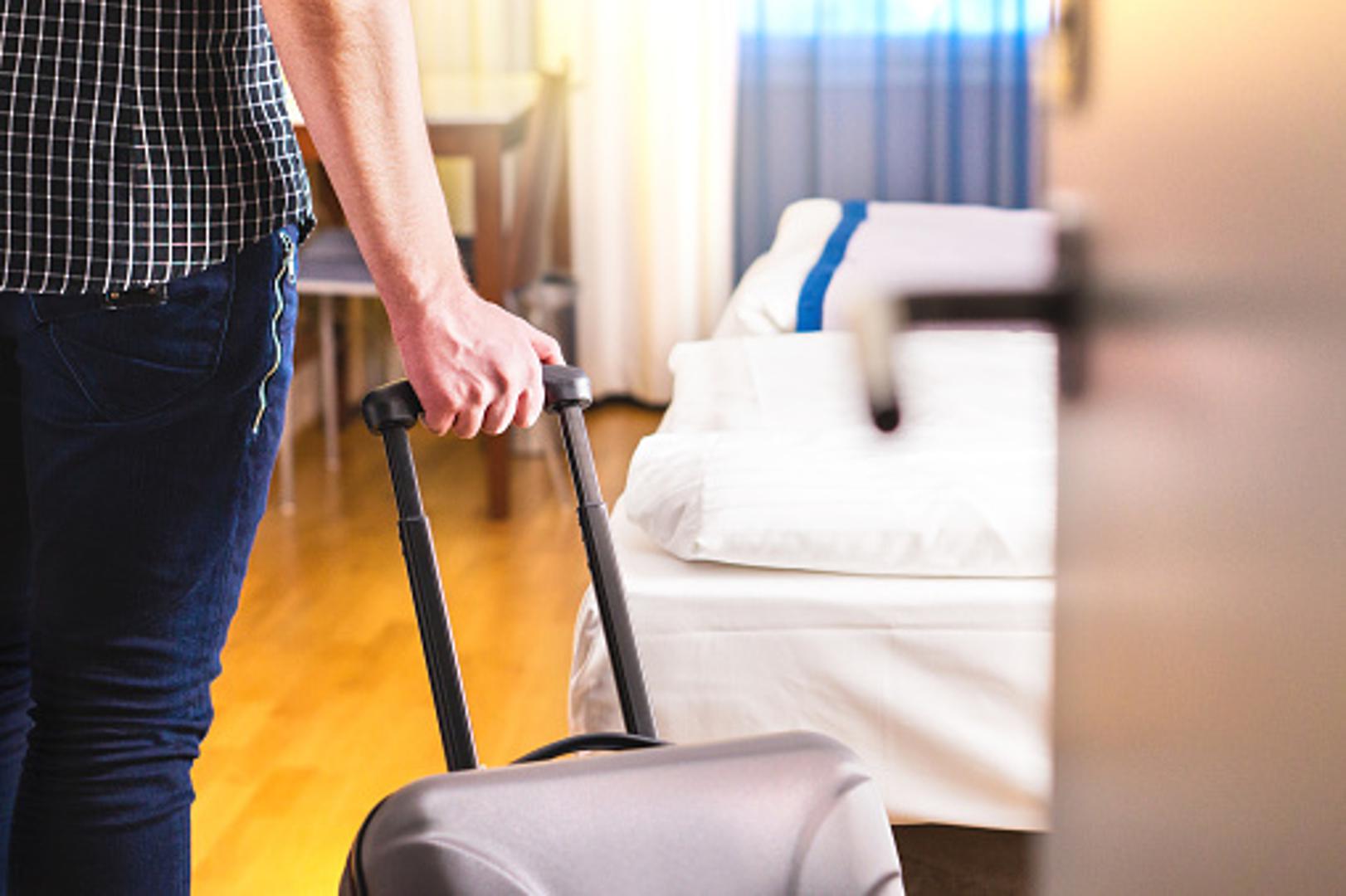 Ne ostavljajte svoj kovčeg u blizini kreveta ili hladnjaka. Ta područja najčešće će imati veći broj buba ili žohara koji lako mogu ući u njega. 

