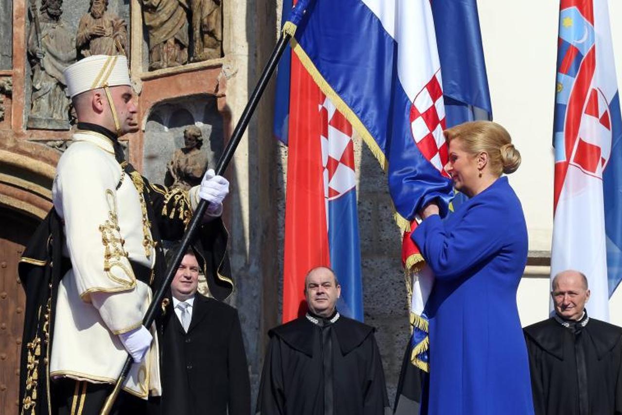 Kolinda Grabar Kitarović ljubi hrvatsku zastavu nakon prisege