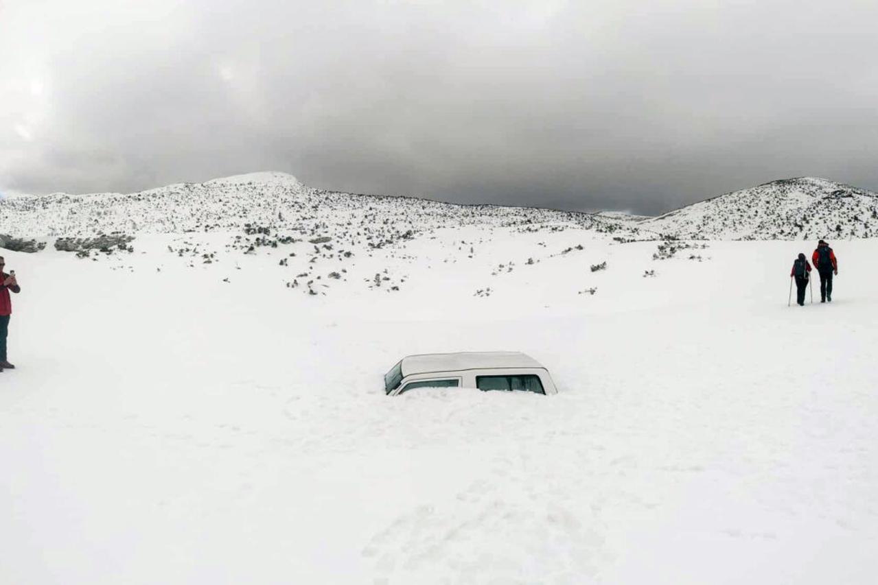 Dinara - Auto zatrpan u snijegu