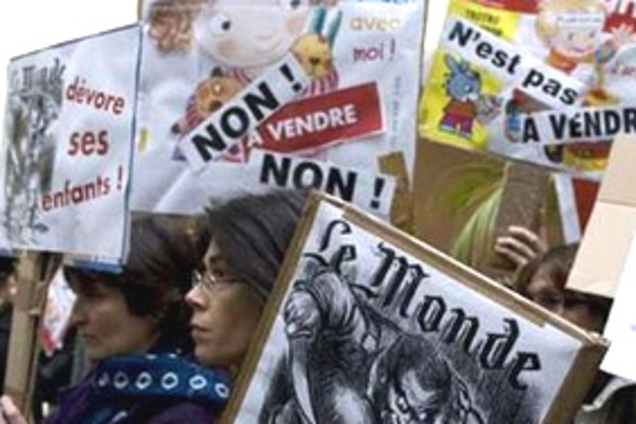 Zaposlenici Le Mondea demonstriraju zbog najave otpuštanja.