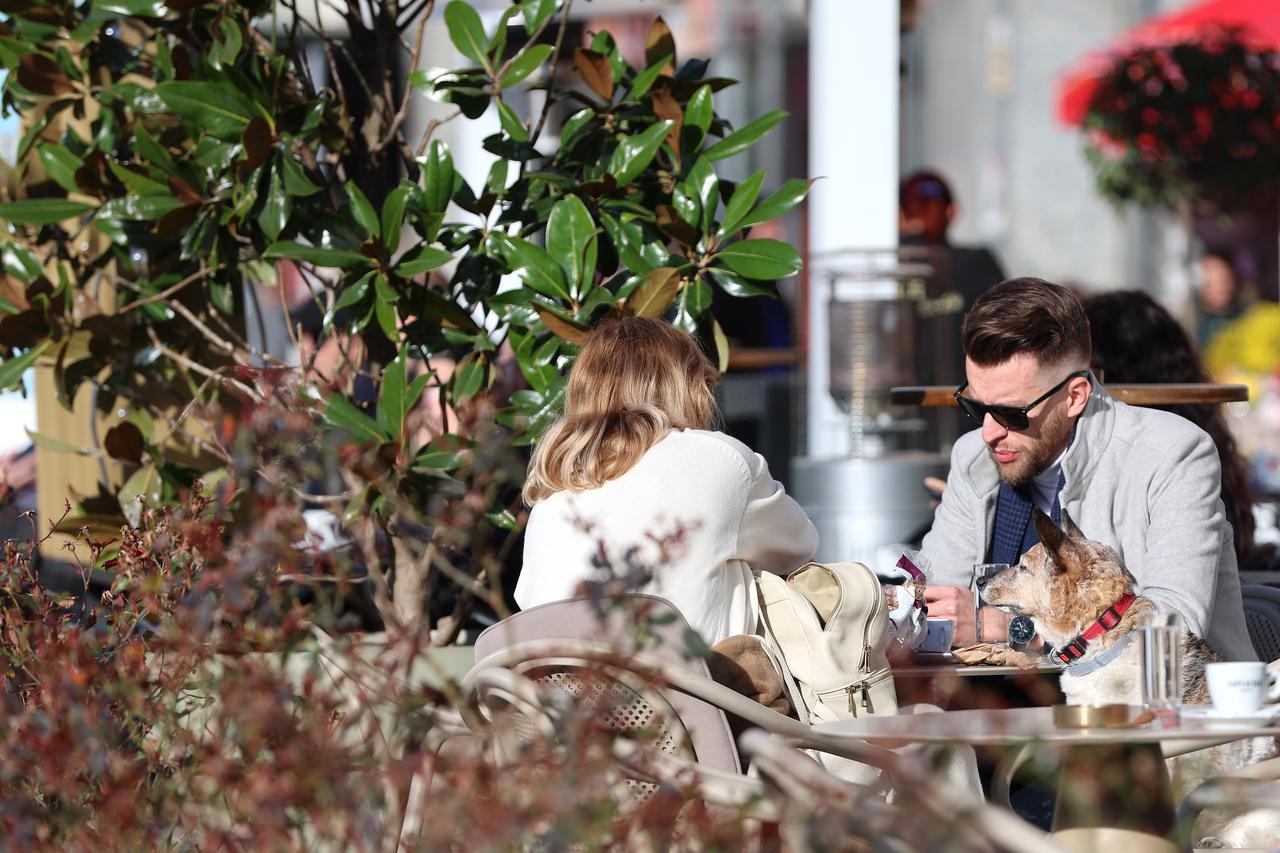 Zagreb: Par uživa u jutarnjoj kavi dok njihov psić uživa u maženju