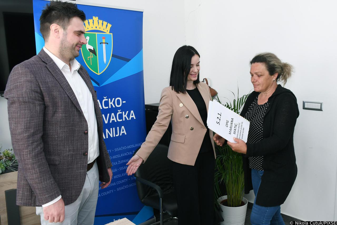 Sisak: Ministrica Vučković dodijelila  ugovore iz mjera Programa ruralnog razvoja korisnicima s područja Sisačko-moslavačke županije