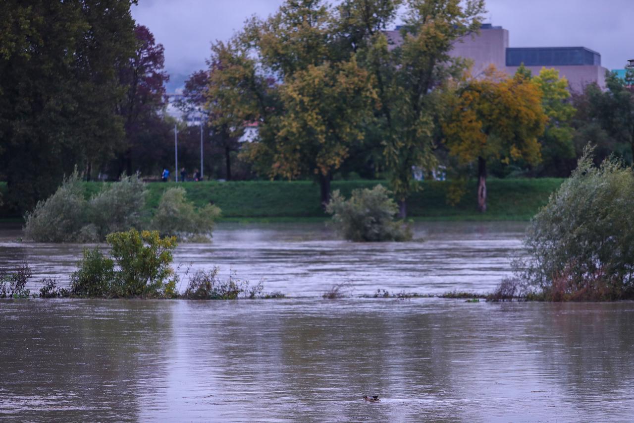 Zagreb: Zbog obilnih kiša rijeka Sava  izlila se iz korita