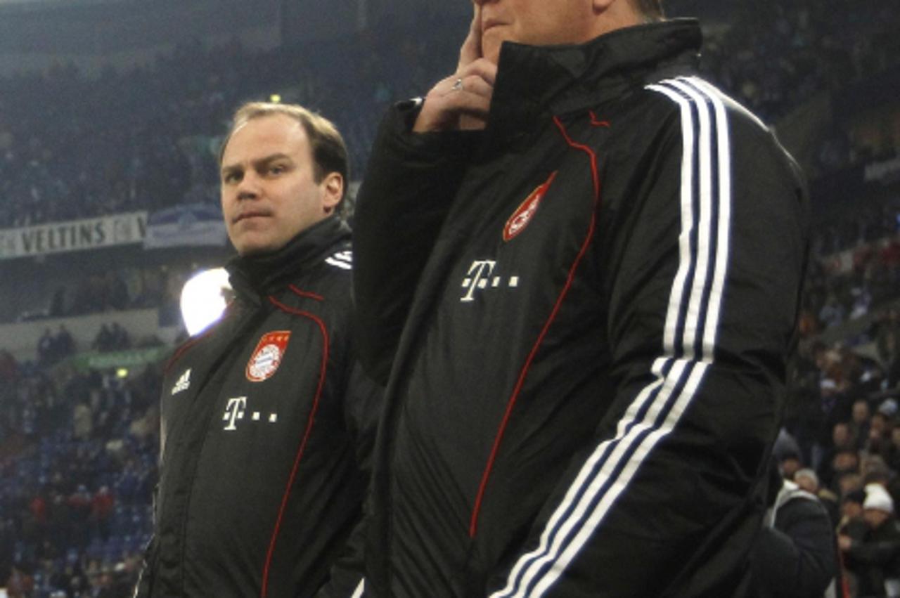 \'Bayern Munich\'s coach Louis van Gaal and manager Christian Nerlinger (L) watch their team before the German Bundesliga soccer match against Schalke 04 in Gelsenkirchen December 4, 2010.  REUTERS/In