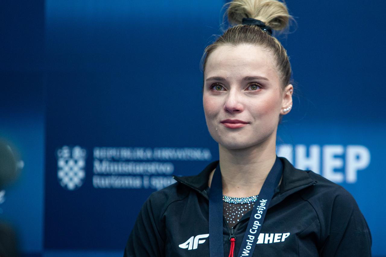 DOBRO World Cup Osijek 2021., Ana Đerek osvojila je zlato na parteru i broncu na gredi