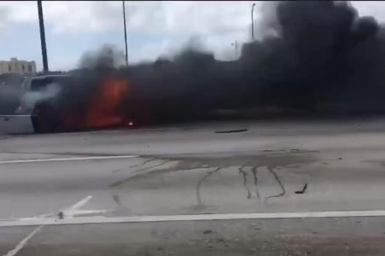 Spašavanje muškarca iz autmobila u plamenu