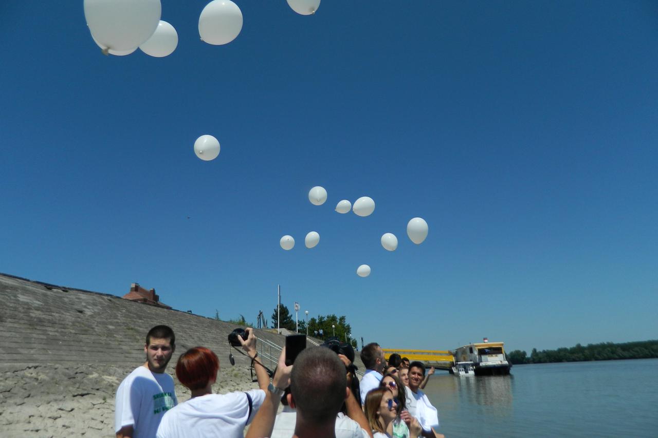 Puštanje balona u Dunav za Srebrenicu 