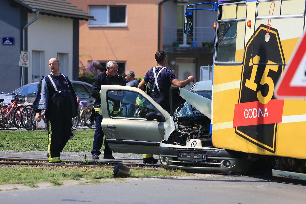 - Prometna nesreca na glavnoj ulici mjesta Visnjevac kod Osijeka u kojoj jsu sudjelovali osobni automobil i tramvaj. Nesreca se dogodila na okretistu tramvaja.
