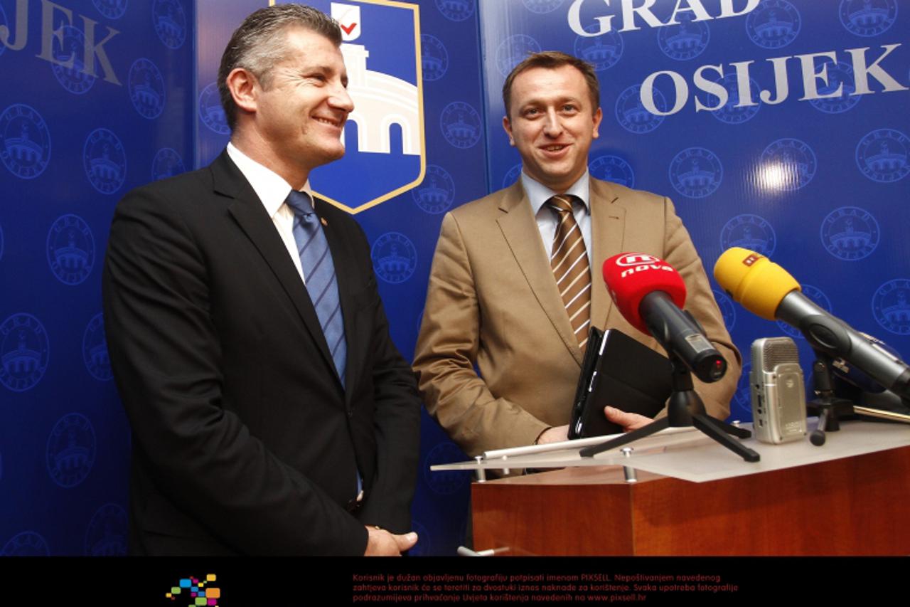 '28.09.2012., Osijek - Osjecki gradonacelnik Kresimir Bubalo primio je Davora Sukera i izaslanstvo HNS-a. Davor Suker, Kresimir Bubalo. Photo:Marko Mrkonjic/PIXSELL'