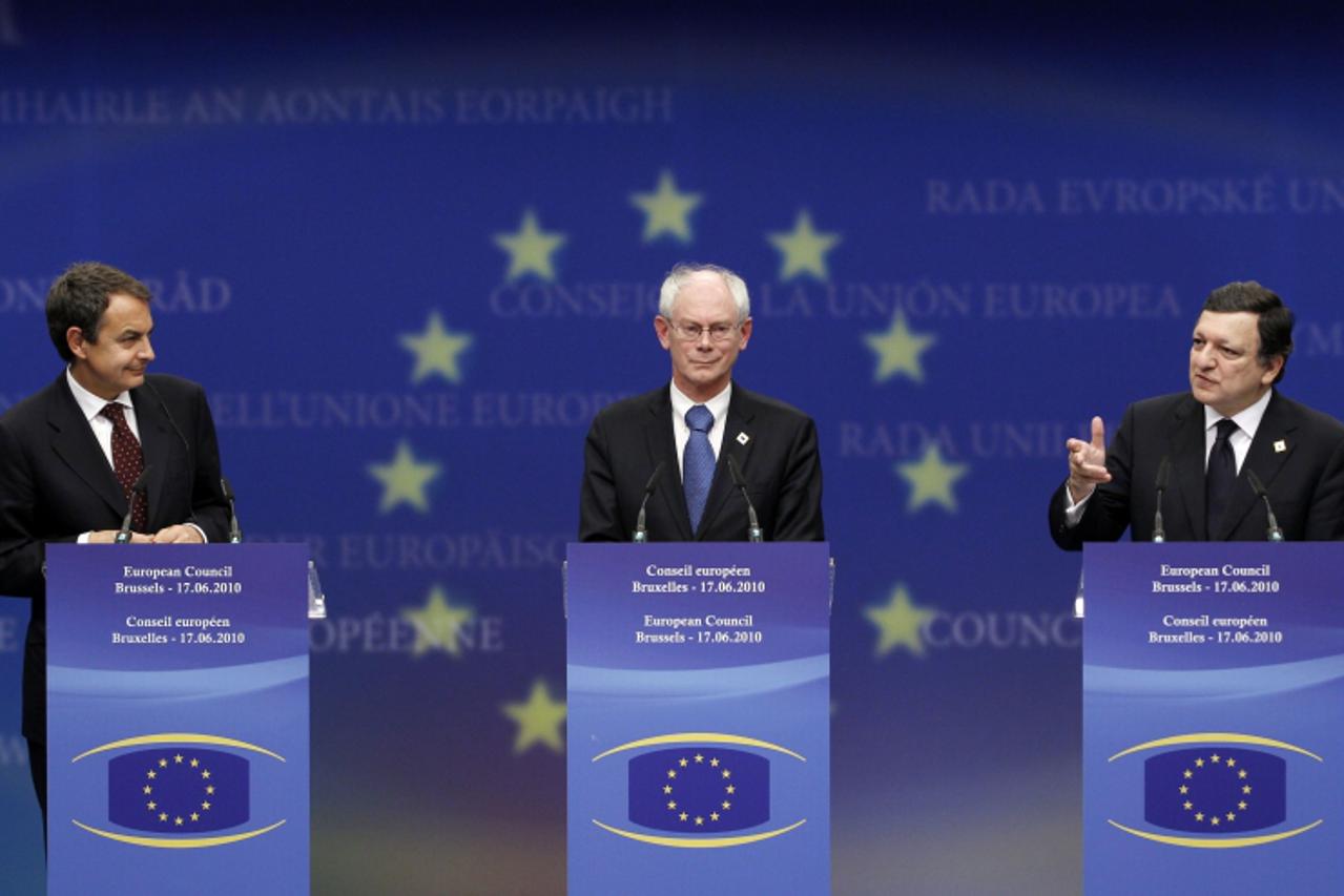 'Spain\'s Prime Minister Jose Luis Rodriguez Zapatero (L), European Council President Herman Van Rompuy (C) and European Commission President Jose Manuel Barroso (R) hold a news conference at the end 