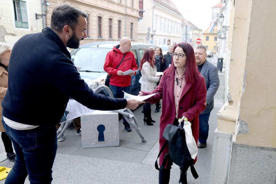 Zagreb: Jakusvecani prosvjedovali ispred Stare gradske vijecnice