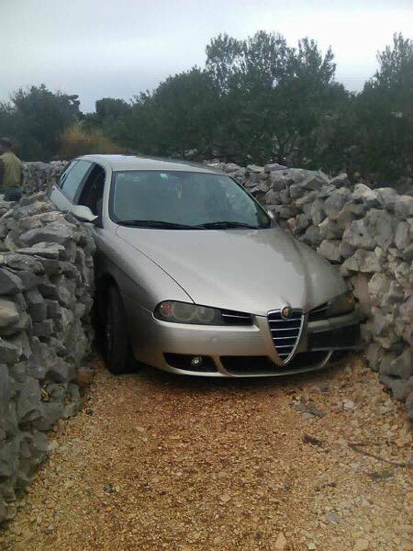 Što je vlasnik automobila Alfa Romeo pokušao napraviti kada je zapeo između dva suhozida? Fotografija automobila zagrebačkih registracija objavljena je na stranici Dnevna doza prosječnog Dalmatinca: 'Kad Zagrepčanin ocijeni da može proć'.
