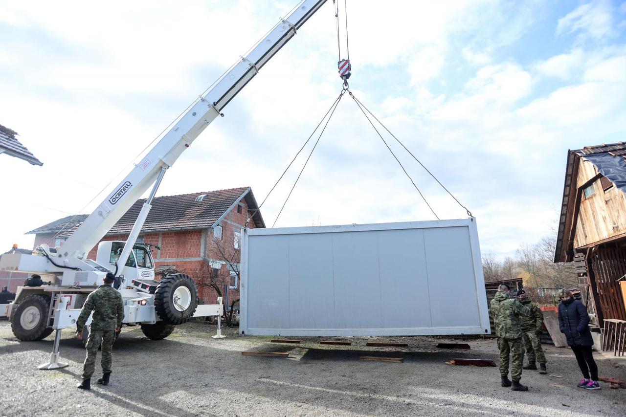 Prekopa: Vojska postavlja kontejnere za privremeni smještaj nastradalih u potresu