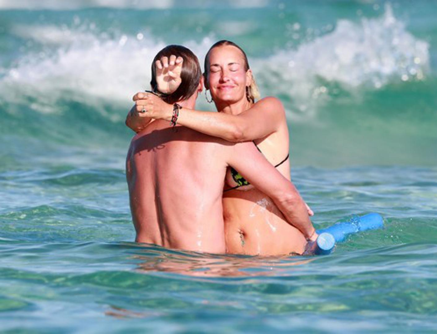 Njemačka pjevačica Sarah Connor (40) i njen partner Florian Fischer na godišnjem su odmoru u poznatom španjolskom ljetovalištu na Mallorci. Par je uhvaćen kako se u moru prepustio strastima. 