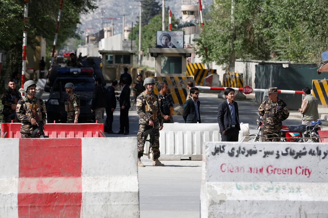 Dvojica bombaša samoubojica raznijela su se kod sjedišta afganistanske obavještajne službe pri čemu je poginulo ili ranjeno ukupno 50 ljudi, prenosi agencija.