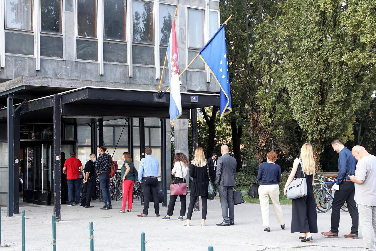 Zagreb: Ispred Općinskog kaznenog suda čeka se u dugim redovima