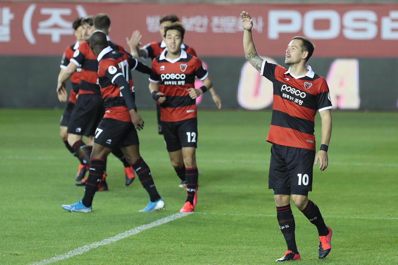 Pohang Steelers score first goal