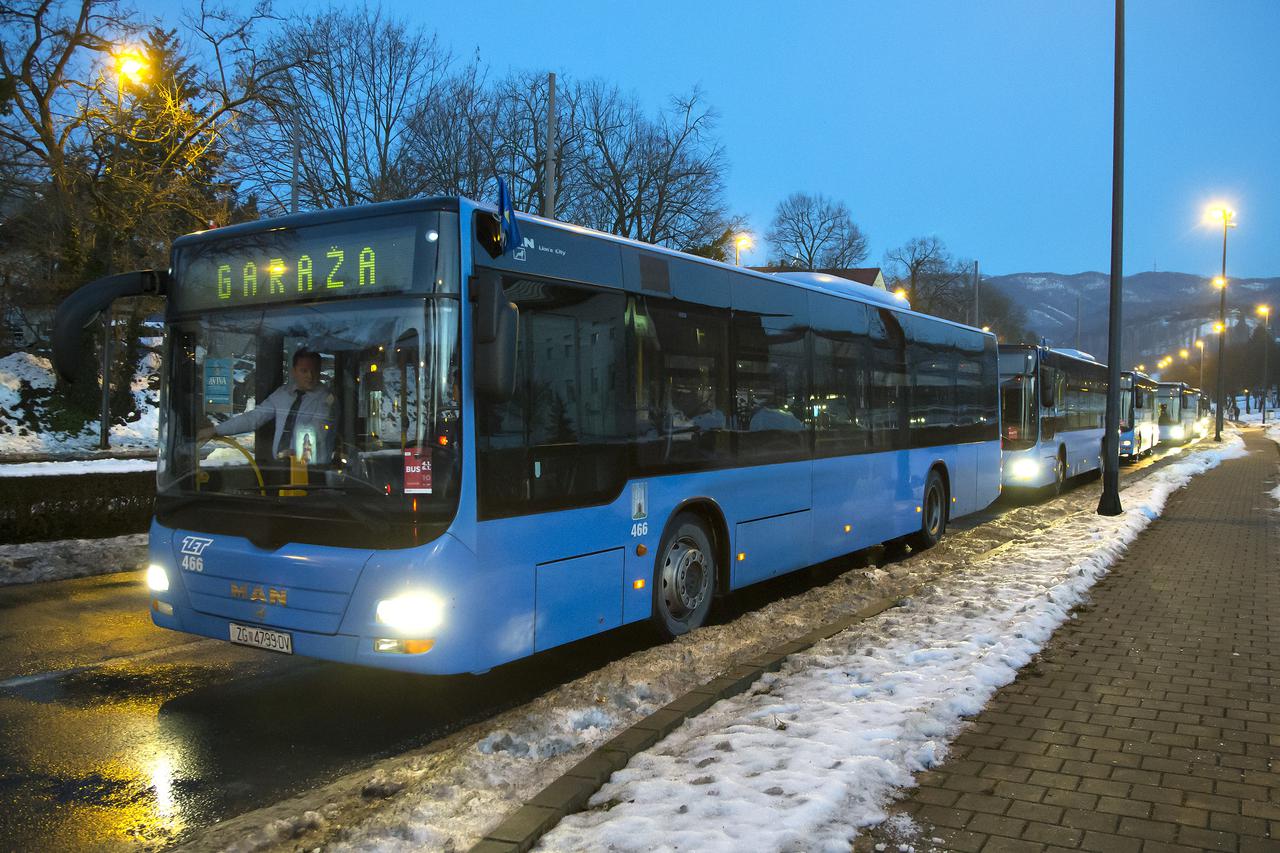 04.01.2015., Zagreb -  Velik broj gradjana krenuo je autobusima ZET-a s Mihaljevca na VIP Snow Queen Trophy koji se odrzava na Sljemenu.  Photo: Davor Puklavec/PIXSELL