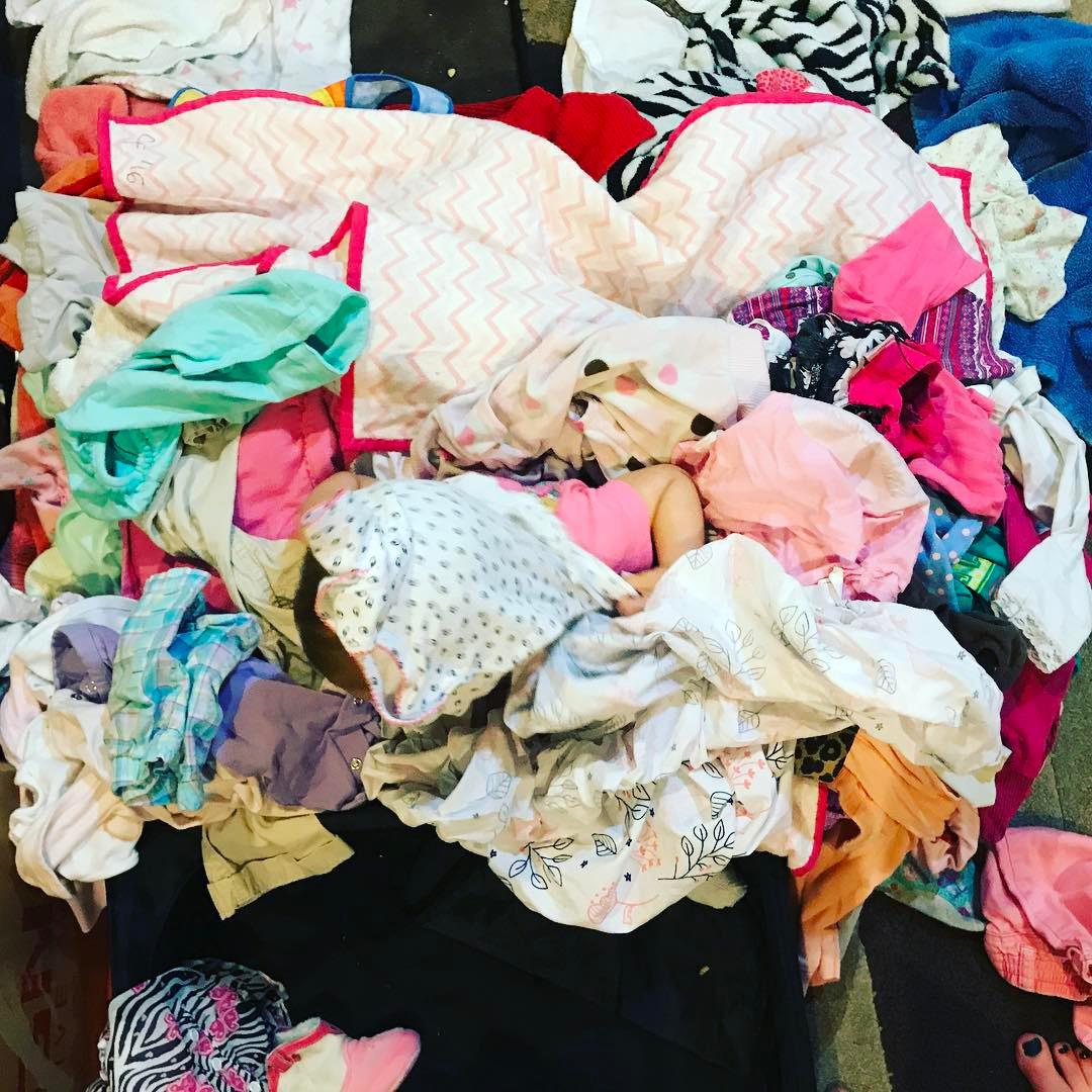 STARA ODJEĆA – U prosjeku, svaka osoba na godišnjoj razini baci 36 i pol kilograma stare odjeće i kućnog tekstila. Gotovo 95 posto takve odjeće može se ponovo upotrijebiti i reciklirati. 
