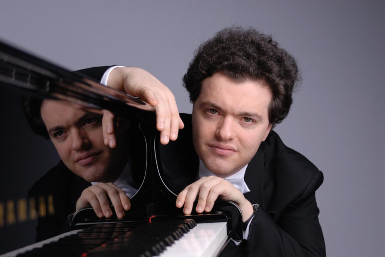 'EVGENY KISSIN; Russian classical pianist and former child prodigy; born 10 October 1971; studio portrait 2007; Credit: Sasha Gusov / Arenapal www.arenapal.com'