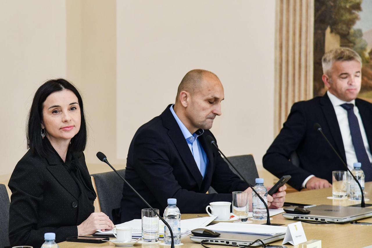 Zagreb: Plenković održao sastanak s članovima Vlade i predstavnicima nadležnih institucija u vezi suzbijanja afričke svinjske kuge