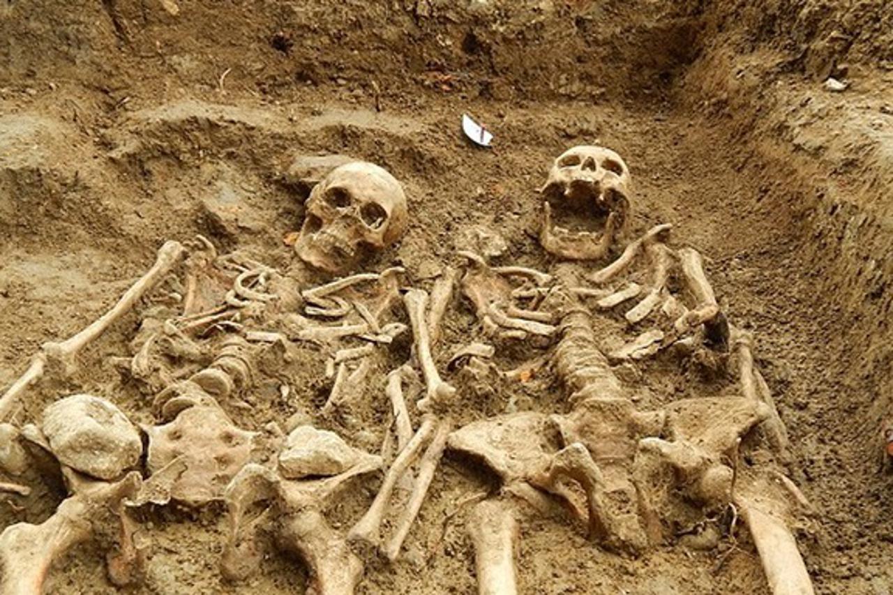 Kosturi zakopani držeći se za ruke 