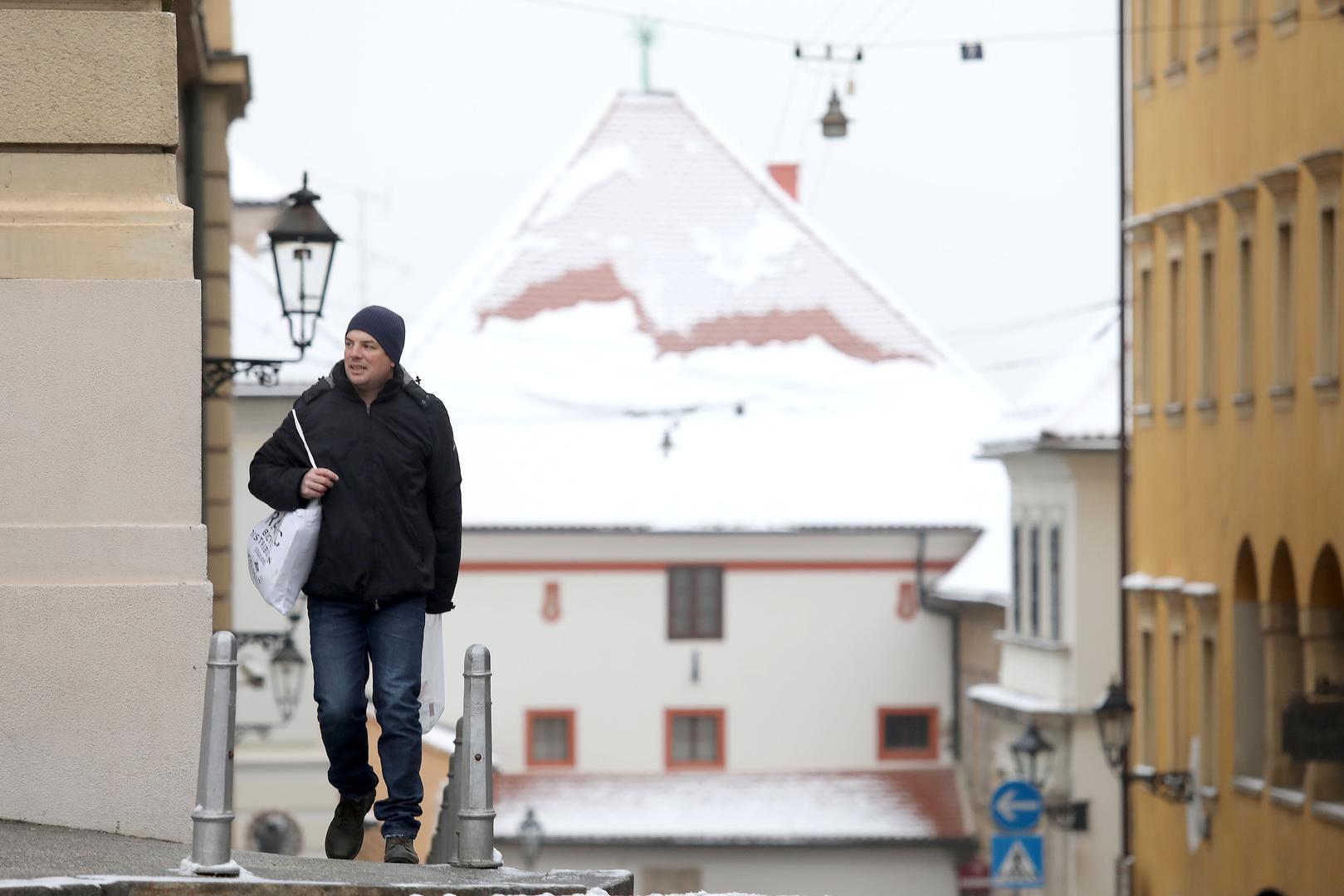 Snijeg barem zasad nije donio nikakve probleme pa Zagrepčani i turisti mogu bezbrižno uživati u zimskim vizurama grada.